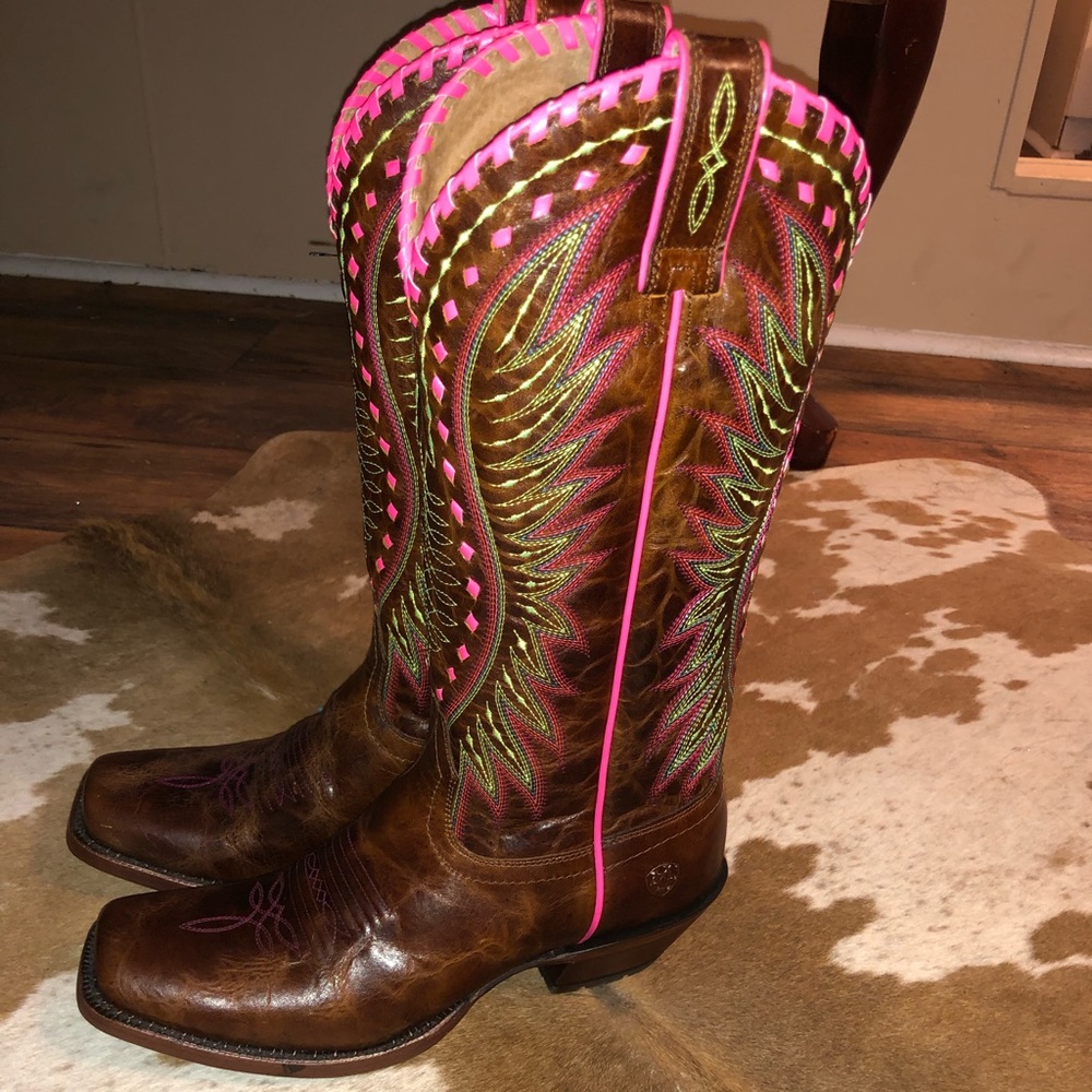 BRAND NEW ARIAT BOOTS!!